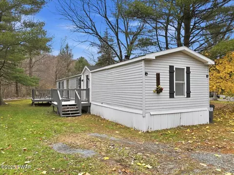1011 Towpath Rd, White Mills, PA 18473