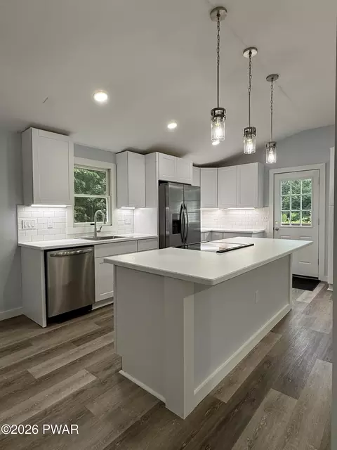 13 Bucklands Ln, Waymart, PA 18472