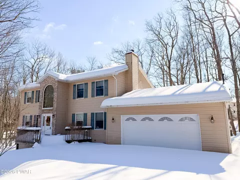 804 Roundup Ct, Lords Valley, PA 18428