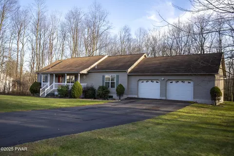 121 Meadowbrook Dr, Moscow, PA 18444