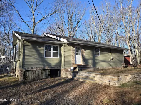 214 Mapleridge Dr, Lords Valley, PA 18428
