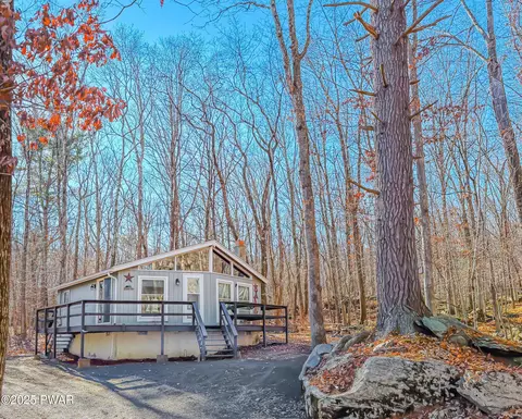108 Liberty Ln, Lackawaxen, PA 18435