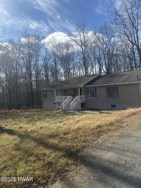 114 Running Deer Dr, Greentown, PA 18426