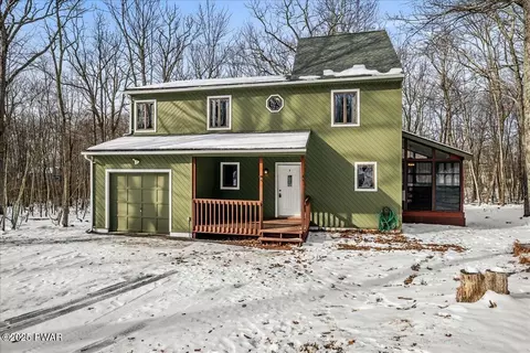270 Oakenshield Dr, Tamiment, PA 18371