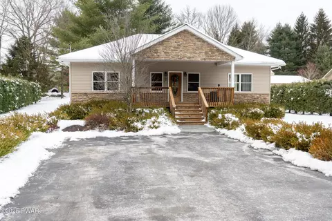 12 Meadows Ct, Hawley, PA 18428