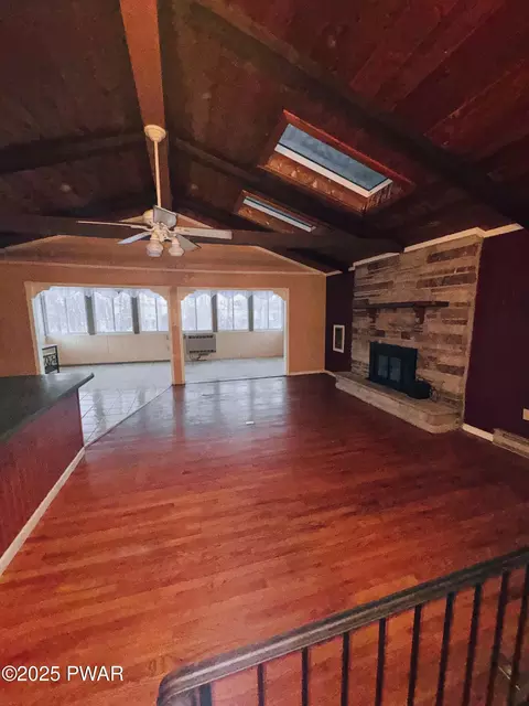 100 Lincoln Dr, Lords Valley, PA 18428