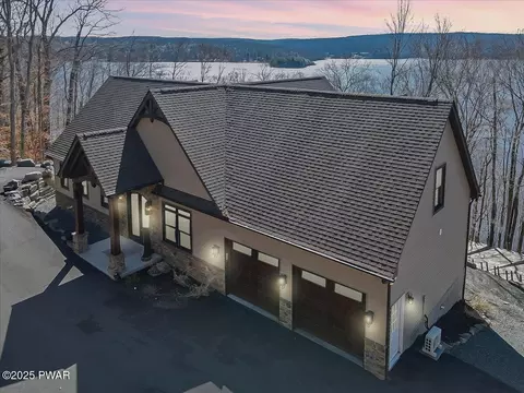 1088 Lake Shore Dr, Lake Ariel, PA 18436