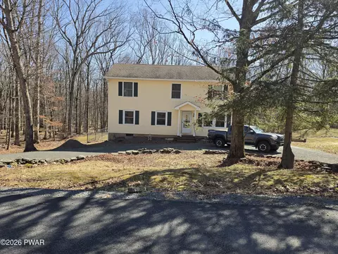 113 Spruce Ct, Hawley, PA 18428