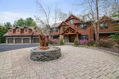 110 Saint Andrews Dr, Greentown, PA 18426