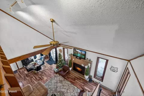 Entry Way - 3111 Cherry Ridge Rd, Bushkill, PA 18324 photo 2 of 3