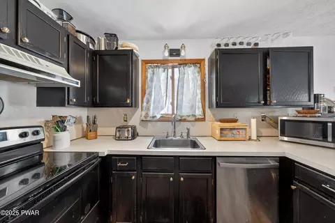 Kitchen - 3111 Cherry Ridge Rd, Bushkill, PA 18324 photo 2 of 3