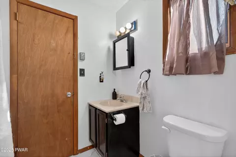 Bath - 3111 Cherry Ridge Rd, Bushkill, PA 18324 photo 1 of 2
