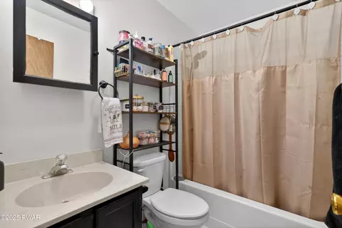 Bath - 3111 Cherry Ridge Rd, Bushkill, PA 18324 photo 2 of 2