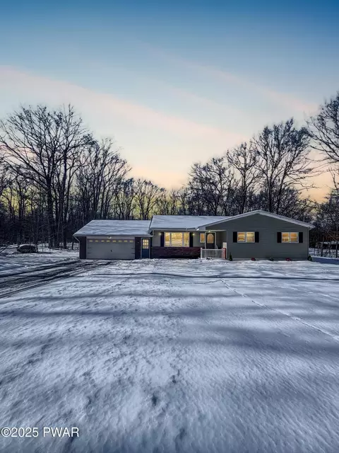 107 Mountain Laurel Drive Dr, Clifford Township, PA 18421