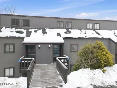 13 Middle Village Way, Jackson, PA 18372