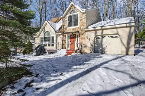 17 Lake Dr, Hawley, PA 18428