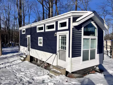 106 Village Dr, Milford, PA 18337