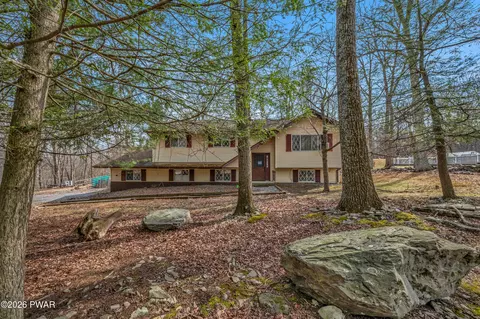 218 Mohican Rd, Canadensis, PA 18325