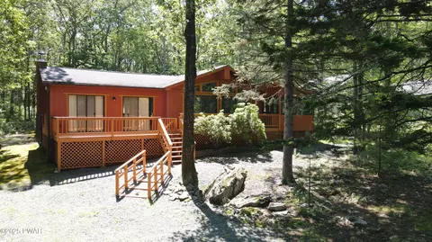 127 Fetlock Dr, Lords Valley, PA 18428