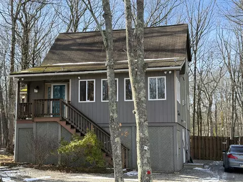 806 Wren Ct, Lords Valley, PA 18428