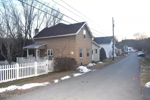 916 Oakland St, Hawley, PA 18428