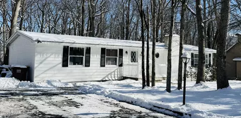 130 Cottonwood Ct, Milford, PA 18337