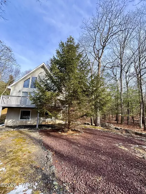 216 Westfall Dr, Dingmans Ferry, PA 18328