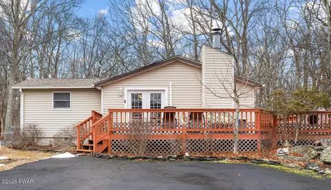 1030 Bear Dr, Bushkill, PA 18324