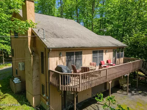 10 Chip Ct, Lake Ariel, PA 18436