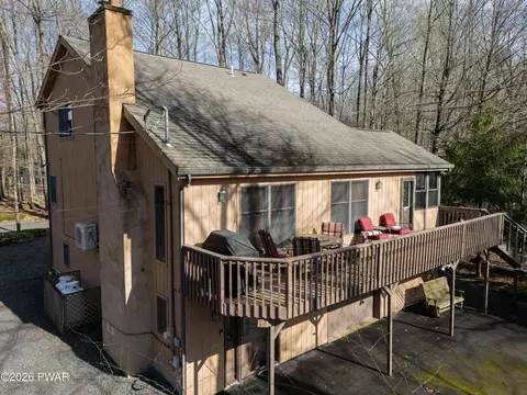 10 Chip Ct, Lake Ariel, PA 18436