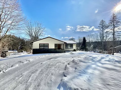 100 Hickory Ln, Hawley, PA 18428