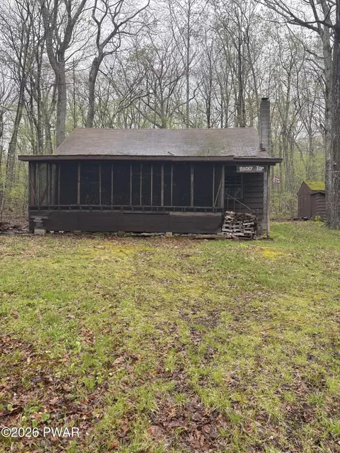 160 Five Mile Mdw, Dingmans Ferry, PA 18328