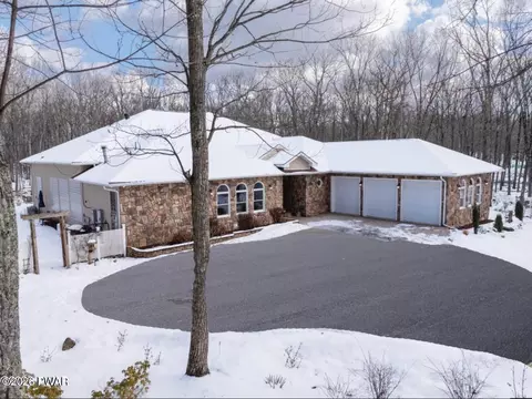 1415 Dewberry Dr, Hawley, PA 18428
