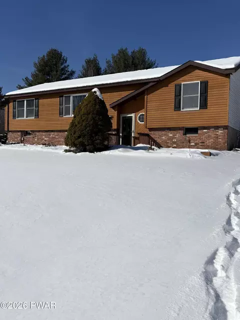 12 Stourbridge Ln, Honesdale, PA 18431
