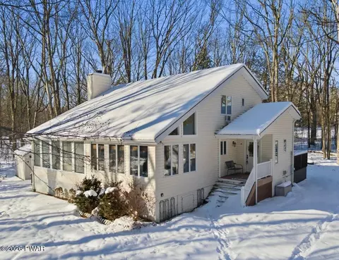 811 Paddock Ct, Hawley, PA 18428