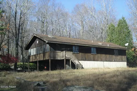 103 Oakwood Dr, Greentown, PA 18426