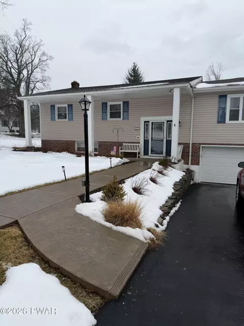 101 Carriage Ln, Clarks Summit, PA 18411