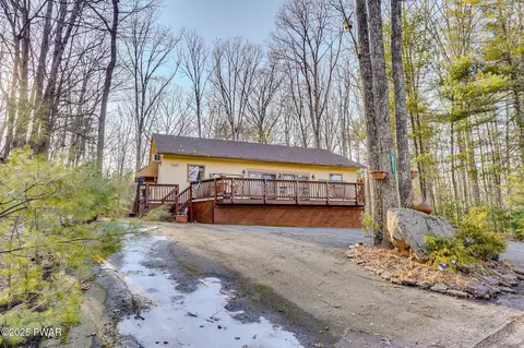 24 Lakeside Dr, Lakeville, PA 18438
