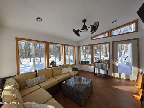 102 Longspur Ln, Lords Valley, PA 18428