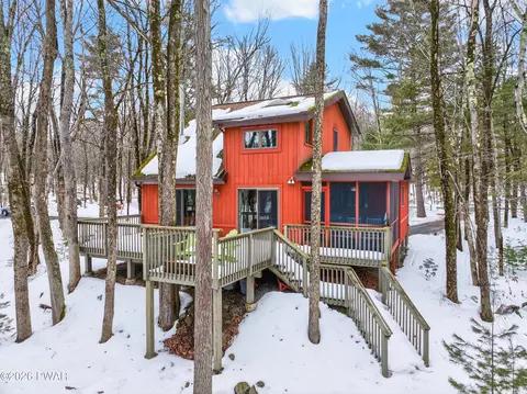 105 Tupelo Dr, Hawley, PA 18428