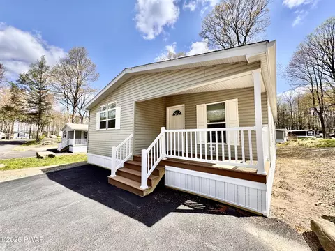 106 Middle Rd, Greentown, PA 18426