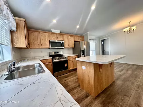 106 Middle Rd, Greentown, PA 18426