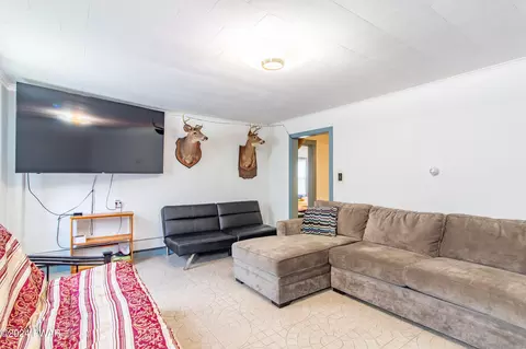 Living - 69 E Sterling Rd, Newfoundland, PA 18445 photo 1 of 2