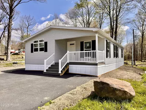 102 Middle Rd, Greentown, PA 18426