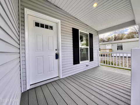 102 Middle Rd, Greentown, PA 18426