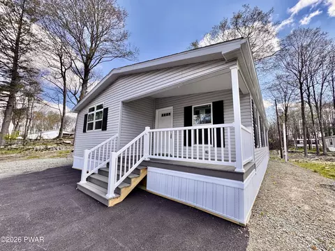 102 Middle Rd, Greentown, PA 18426