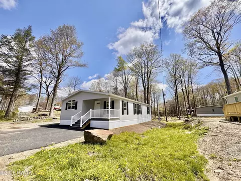 102 Middle Rd, Greentown, PA 18426