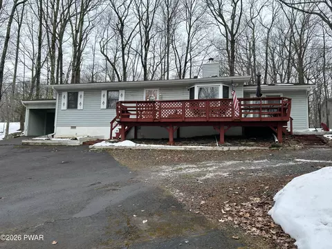 152 Eastwood Dr, Greentown, PA 18426