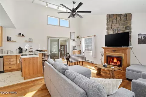 6433 Marvin Gardens Dr, Tobyhanna, PA 18466