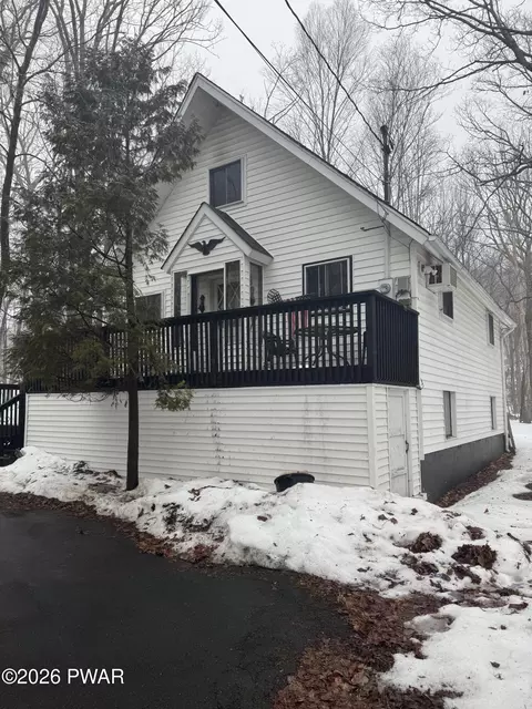 106 Lakewood Dr, Dingmans Ferry, PA 18328